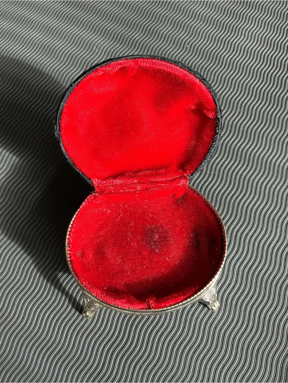 Vintage-style Round Jewelry Trinket Box with Red Velvet Interior